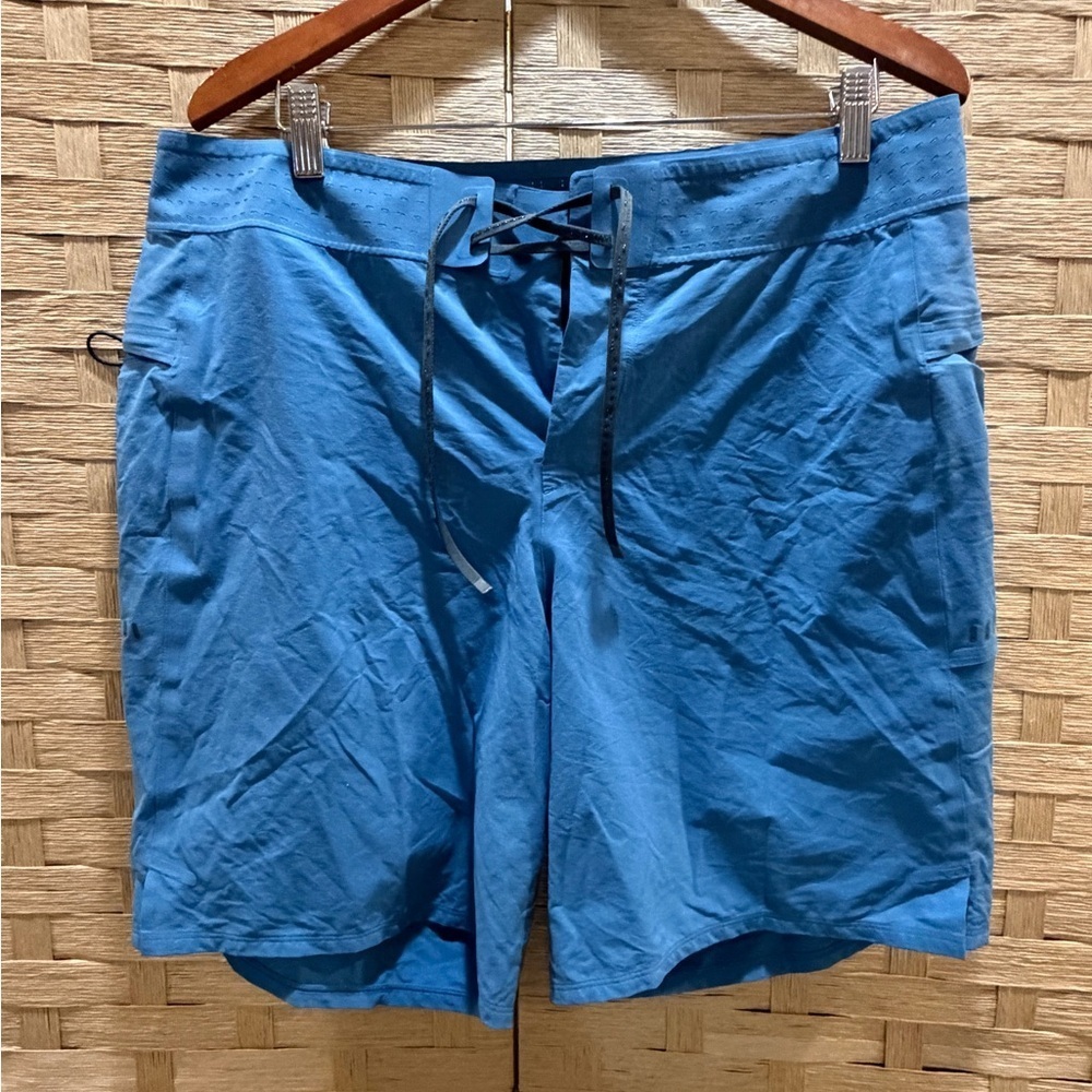 Lululemon Current State Board Shorts Size 36 EUC (new square size dot)